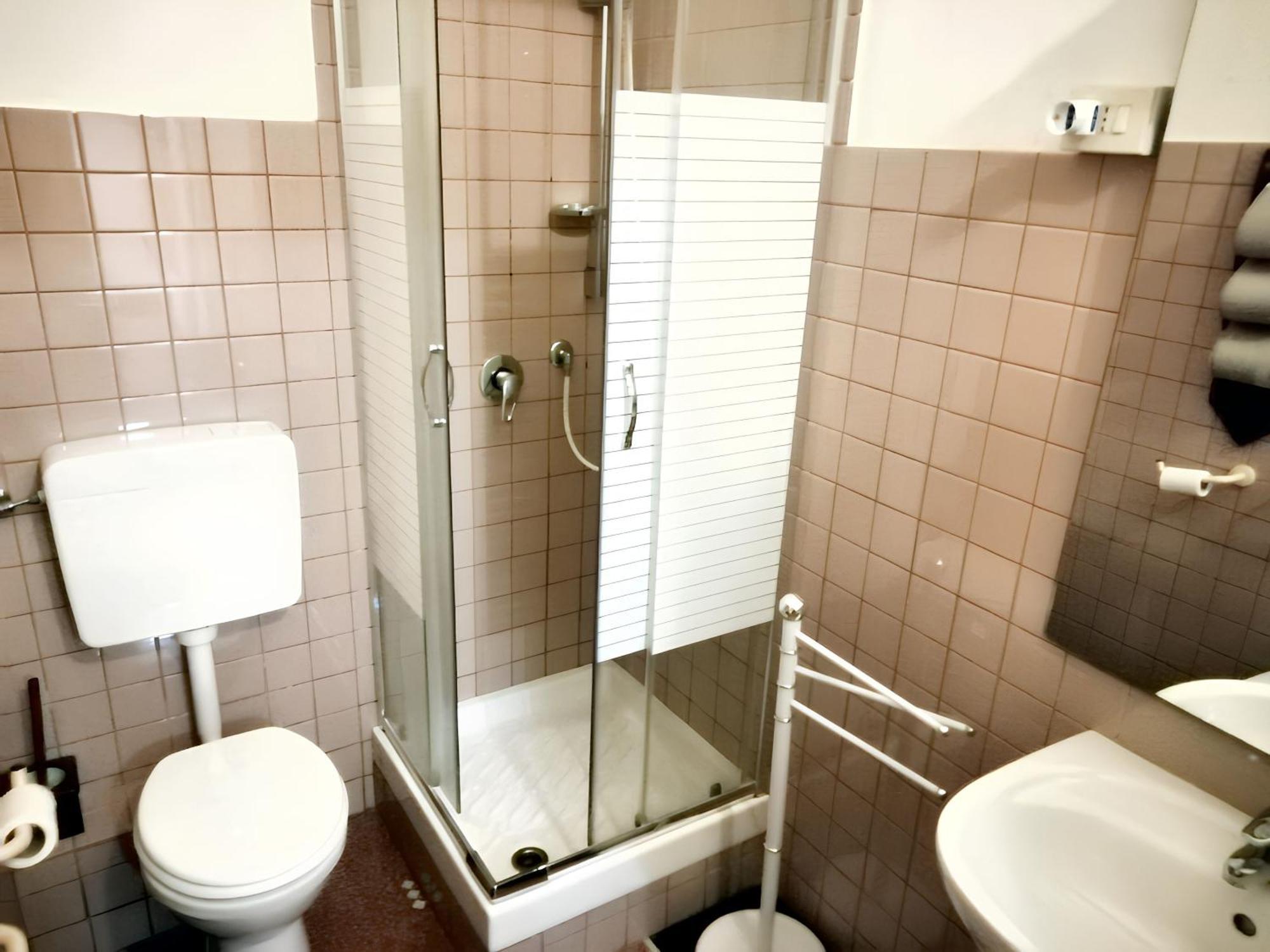 Charming In With Private Parking, 70 Sqm * Genua